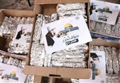 ویدئو/ جمله امام خامنه‌ای در دست جوانان فلسطینی/ توزیع بسته‌های غذایی جوانان ایرانی در بیت‌المقدس