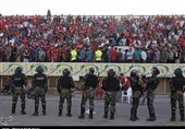 شعارهای تند تراکتوری‌ها علیه پرسپولیس، طارمی و مسلمان/ استقرار نیروی انتظامی بین هواداران سرخپوش