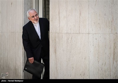 محمدجواد ظریف وزیر امور خارجه در حاشیه آخرین جلسه هیئت دولت یازدهم
