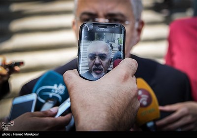 محمدجواد ظریف وزیر امور خارجه در حاشیه آخرین جلسه هیئت دولت یازدهم