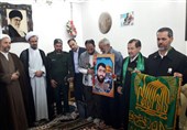 دیدار خدام رضوی با خانواده شهید مدافع حرم‌ آزادشهر + تصاویر