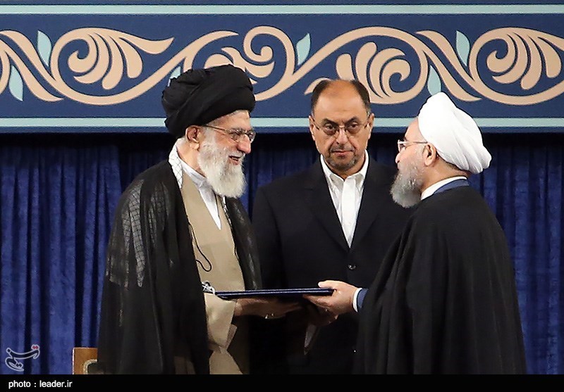 الامام الخامنئی یسلم حسن روحانی مرسوم رئاسة الجمهوریة+ نص الحکم