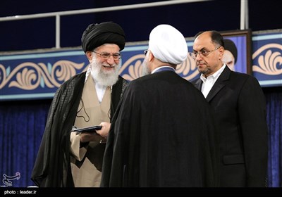 الامام الخامنئی یسلم حسن روحانی مرسوم رئاسة الجمهوریة