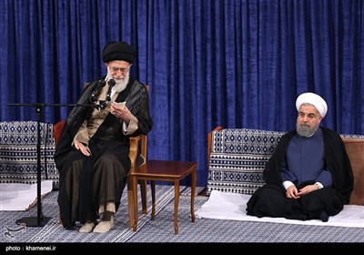 الامام الخامنئی یسلم حسن روحانی مرسوم رئاسة الجمهوریة