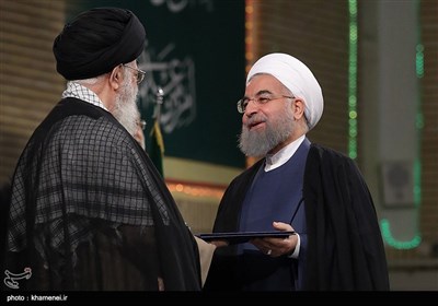 الامام الخامنئی یسلم حسن روحانی مرسوم رئاسة الجمهوریة