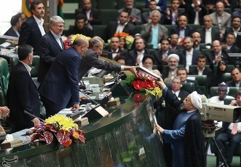 روحانی با نیمی از کابینه خداحافظی و 9 وزیر خود را ابقا کرد+ اسامی