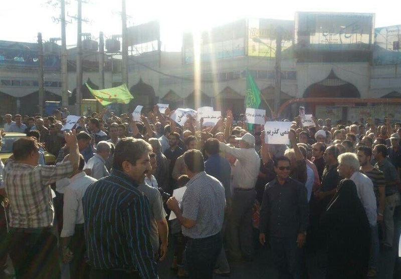 تجمع اعتراضی مردم در مخالفت با تقسیم شهرستان کازرون/ اولویت مسئولان کازرون پرداختن به معیشت مردم باشد