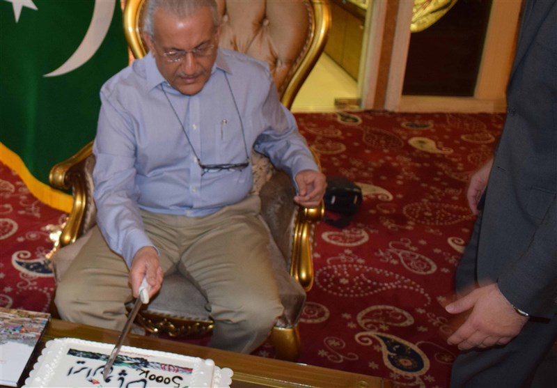 کیک 5000 تایی شدن کانال «پاکستان ایرانی‌ترین همسایه» توسط رئیس مجلس سنای پاکستان بریده شد + تصاویر