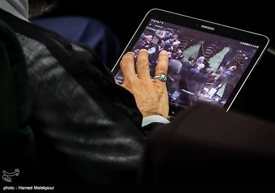 احمد مازنی در حال تماشای فیلم سلفی حاشیه‌ساز برخی از نمایندگان مجلس با فدریکا موگرینی