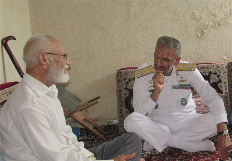 فرمانده منطقه یکم نداجا با خانواده شهید زاهری دیدار کرد
