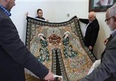 فرش نفیس ابریشمی بافت اصفهان به موزه آستان قدس رضوی اهداء شد