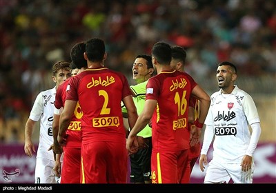 دیدار تیم‌های فوتبال نفت تهران و پرسپولیس