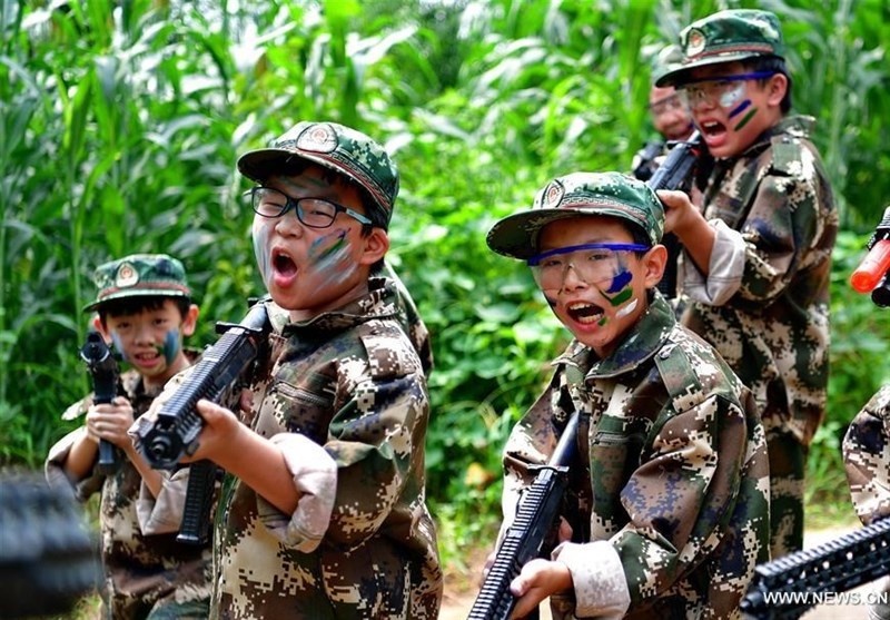 کودکان چینی در کمپ‌های تابستانه سلاح به دست می‌گیرند+عکس