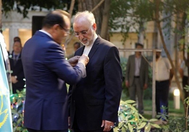 اهدای نشان افتخار از سوی رئیس جمهور قزاقستان به صالحی