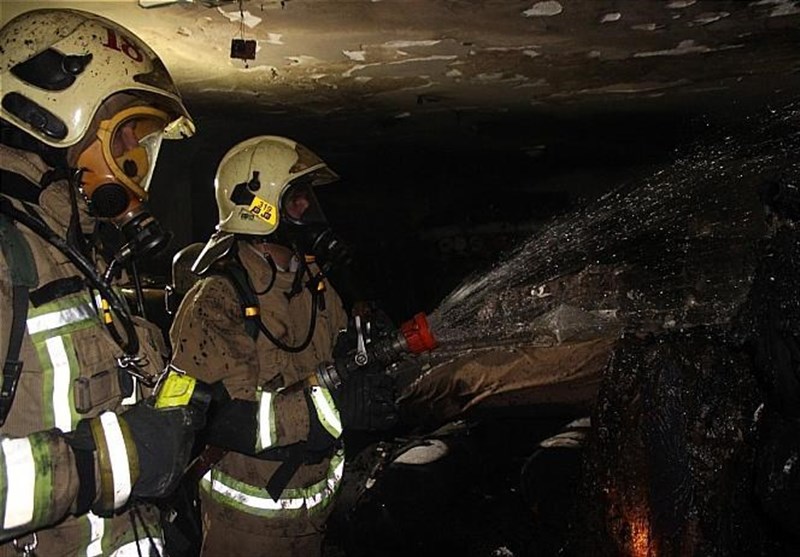 آتش‌سوزی کارگاه تولیدی پوشاک خیابان ولی‌عصر/ نجات 20 نفر از میان دود و آتش + تصاویر