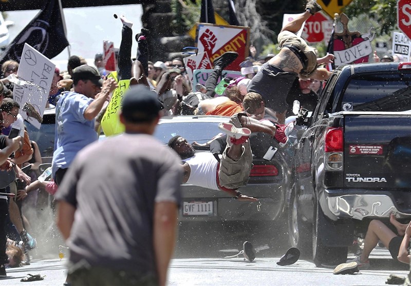 تصاویر/ درگیری‌ها و تظاهرات در شارلوتزویل آمریکا 3 کشته برجای گذاشت