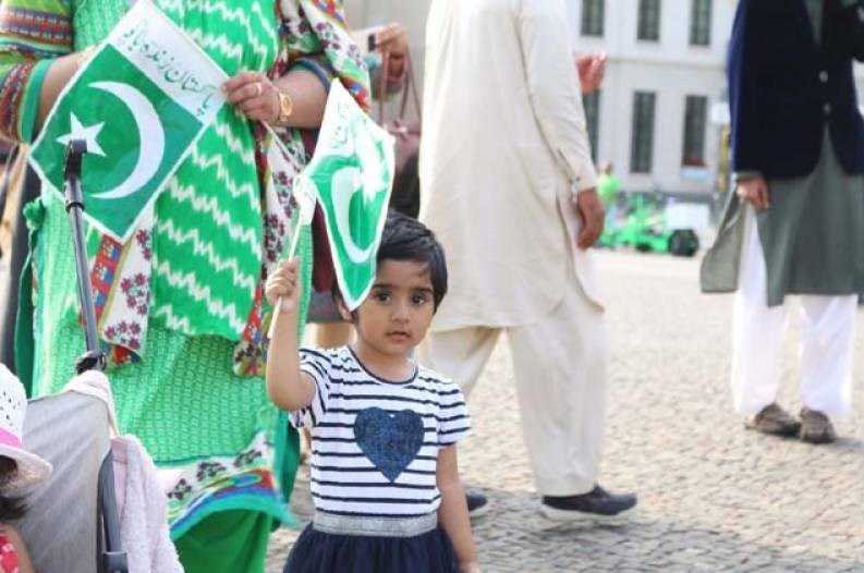 همزمان با هفتادمین سالگرد جشن استقلال، پاکستان سبز رنگ شد + تصاویر