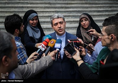 علی طیب‌نیا وزیر اقتصاد در پایان آخرین جلسه کابینه دولت یازدهم در جمع خبرنگاران