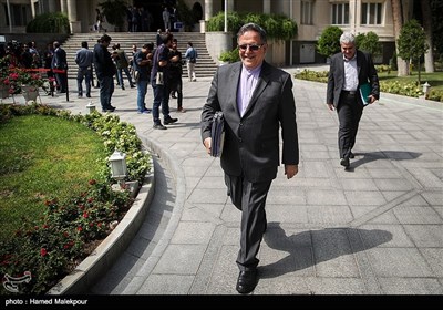 ولی‌الله سیف رئیس کل بانک مرکزی در پایان آخرین جلسه کابینه دولت یازدهم