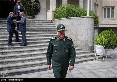 سردار حسین دهقان وزیر دفاع در پایان آخرین جلسه کابینه دولت یازدهم