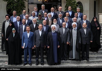 عکس یادگاری حجت‌الاسلام حسن روحانی رئیس جمهور و اعضای هیئت دولت در پایان آخرین جلسه کابینه دولت یازدهم