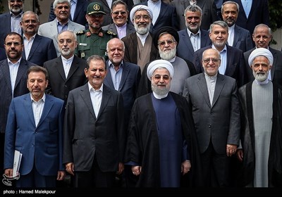 عکس یادگاری حجت‌الاسلام حسن روحانی رئیس جمهور و اعضای هیئت دولت در پایان آخرین جلسه کابینه دولت یازدهم