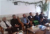 حضور سعید جلیلی و خادمان حرم حضرت معصومه (س) در منزل شهید حججی+ عکس
