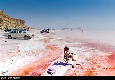 در زبان پارسی کهن، این دریاچه چیچست به معنای درخشنده (به دلیل املاح معدنی که در سواحل بصورت کریستال) یافت می‌شود نامیده شده است.