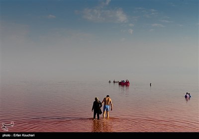 قرمز شدن آب دریاچه ارومیه به علت وجود آرتیما و رشد جلبک در تابستان یکی دیگر از جاذبه های دریاچه ارومیه است.