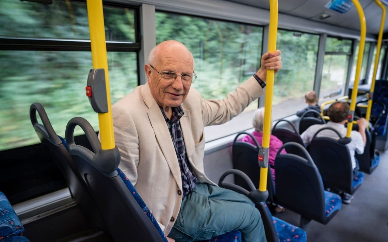 مردی که تمام انگلیس را فقط با اتوبوس شهری سفر کرده است+تصاویر