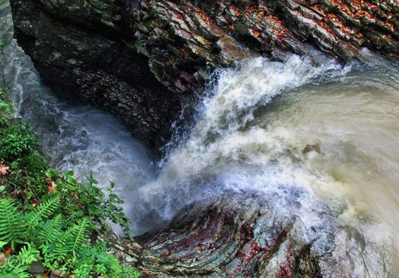 Visadar Waterfall: A Beautiful Waterfall in Iran&apos;s Gilan Province