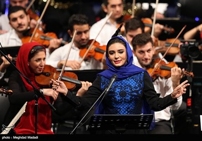 داستان گویی لیندا کیانی بازیگر سینما و تلویزیون در اجرای ارکستر سمفونیک تهران به رهبری شهرداد روحانی