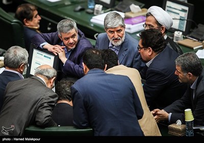 علی مطهری و جمعی از نمایندگان مجلس در جلسه رای اعتماد به وزرای پیشنهادی دولت دوازدهم