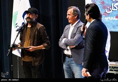 سخنرانی هادی حجازی فر برنده جایزه بهترین بازیگر مکمل مرد برای فیلم ماجرای نیمروز