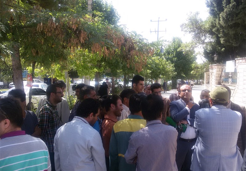 تجمع کارگران فضای سبز یاسوج در اعتراض به عدم پرداخت دستمزد/ وقتی کارگران معترض تهدید به اخراج می‌شوند