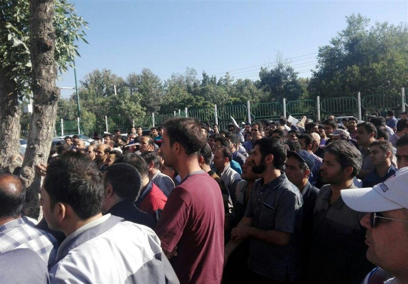 کارگران آذراب اراک بار دیگر به ماه‌ها پرداخت نشدن حقوق خود اعتراض کردند