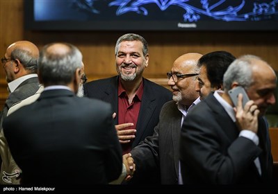 مصطفی کواکبیان در پایان مراسم تحلیف اعضای پنجمین دوره شورای شهر تهران