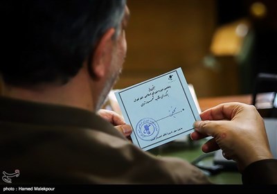 برگه رای انتخاب شهردار تهران در دستان احمد مسجدجامعی