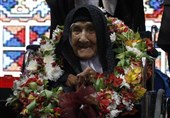 پیرزن ایرانی که یک قرن گلیم بافته است + تصویر