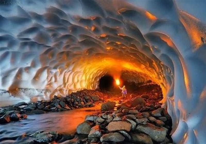 احتمال ریزش غار یخی کوهرنگ؛ گردشگران از حضور در مجاورت یخچال‌های طبیعی خودداری کنند