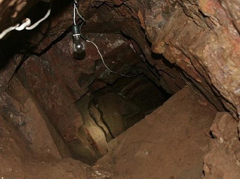 اصفهان| باستان‌شناسان تونل تازه کشف شده نظنز را کاوش می‌کنند