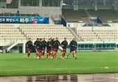 باران شدید تمرین تیم ملی را به تأخیر انداخت/ پاسخ کی‌روش به انتقاد خبرنگاران کره‌ای + عکس
