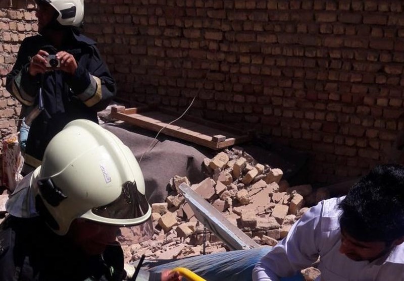 جزییات نجات کارگر 46 ساله ساختمان از زیر آوار در محله مسجد سید اصفهان