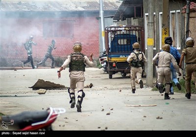 Police, Protesters Clash after Eid Prayers in Kashmir