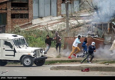 Police, Protesters Clash after Eid Prayers in Kashmir