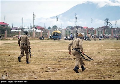 Police, Protesters Clash after Eid Prayers in Kashmir