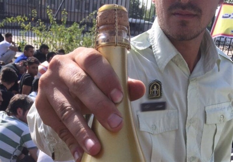 عرضه مشروبات الکلی با برند شرکت معروف تولید نوشابه در کرمانشاه