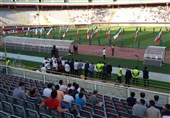 حضور تماشاگران سوریه در ورزشگاه/ استقبال اندک و تاخیر در آغاز مراسم + تصاویر