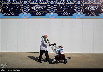 First Batch of Iranian Hajj Pilgrims Return Home