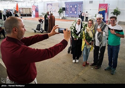 First Batch of Iranian Hajj Pilgrims Return Home